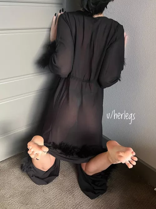 Bored in the corner, give me attention 🥹🥹