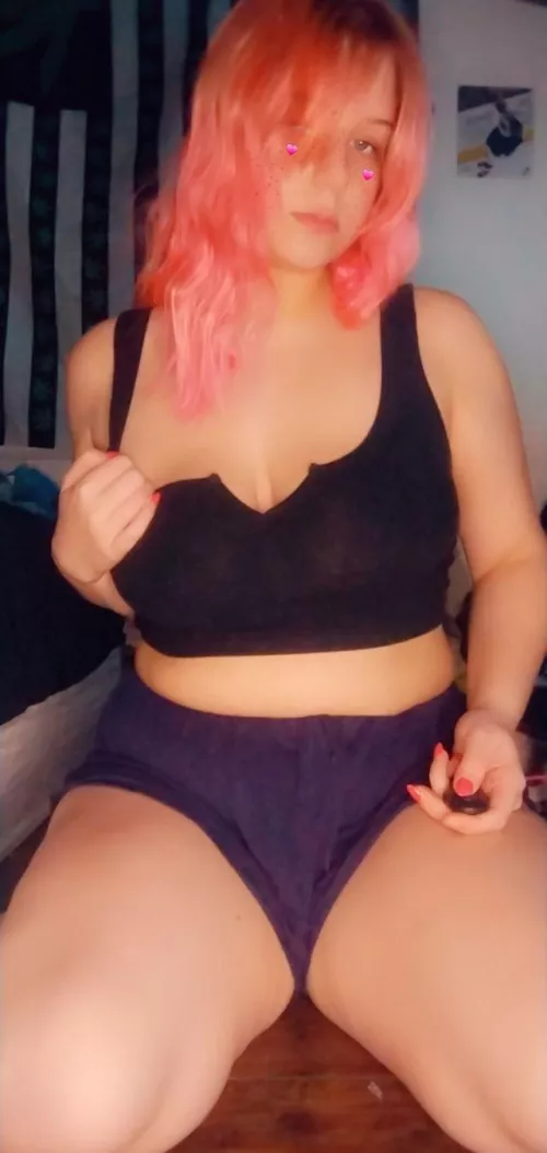 Come give me thigh kisses ;)