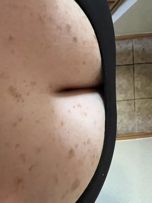 Does anyone else get riled up when their wives send them photos like this? I love her massive tits🤤. They look even better getting something slid between them though 😉