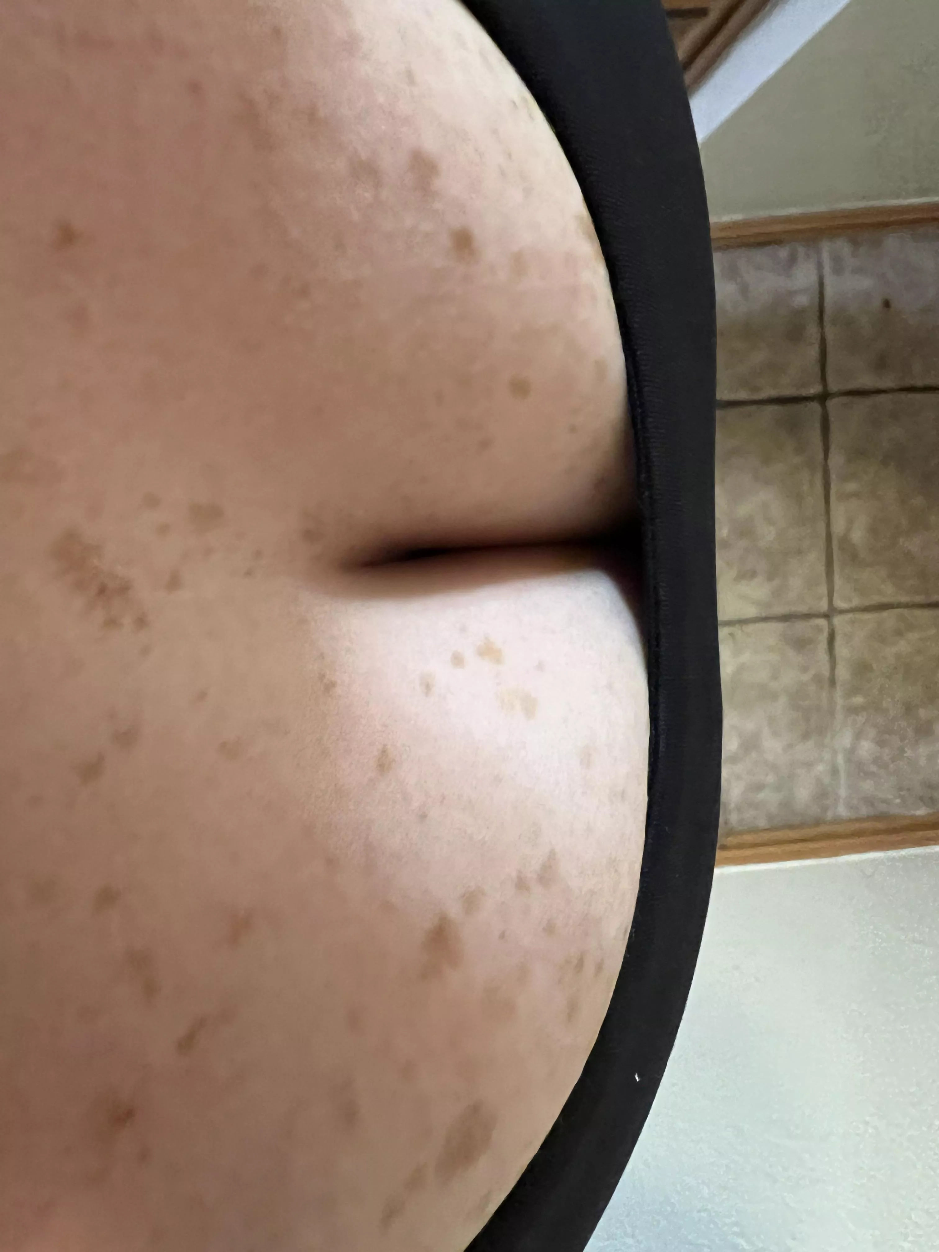 Does anyone else get riled up when their wives send them photos like this? I love her massive tits🤤. They look even better getting something slid between them though 😉