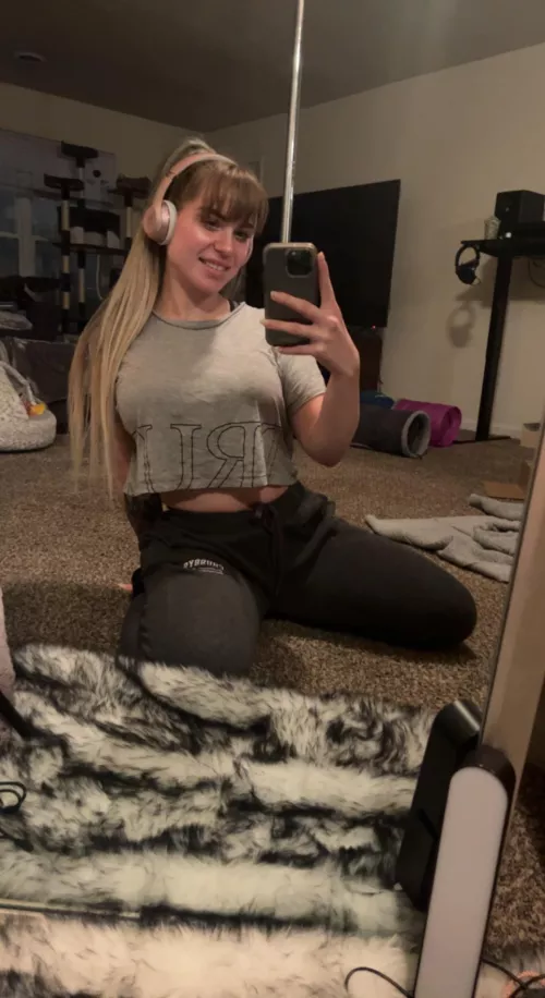 Even in a baggy crop top, can’t hide em.