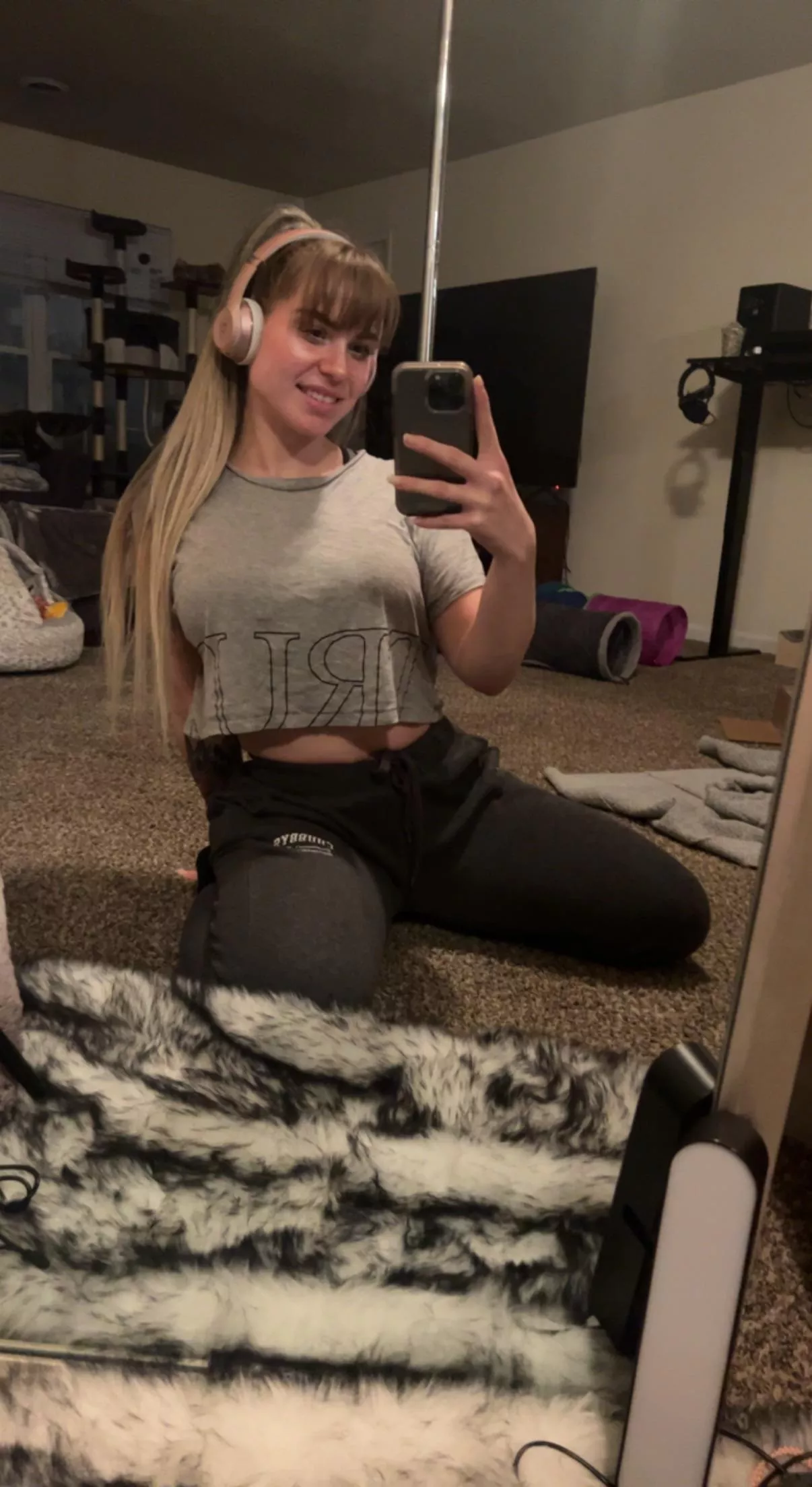 Even in a baggy crop top, can’t hide em.