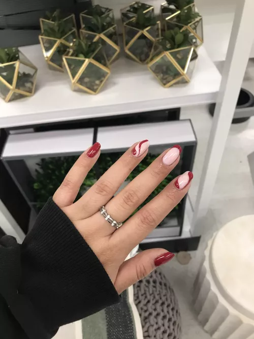 Feeling a Christmas manicure ❤️