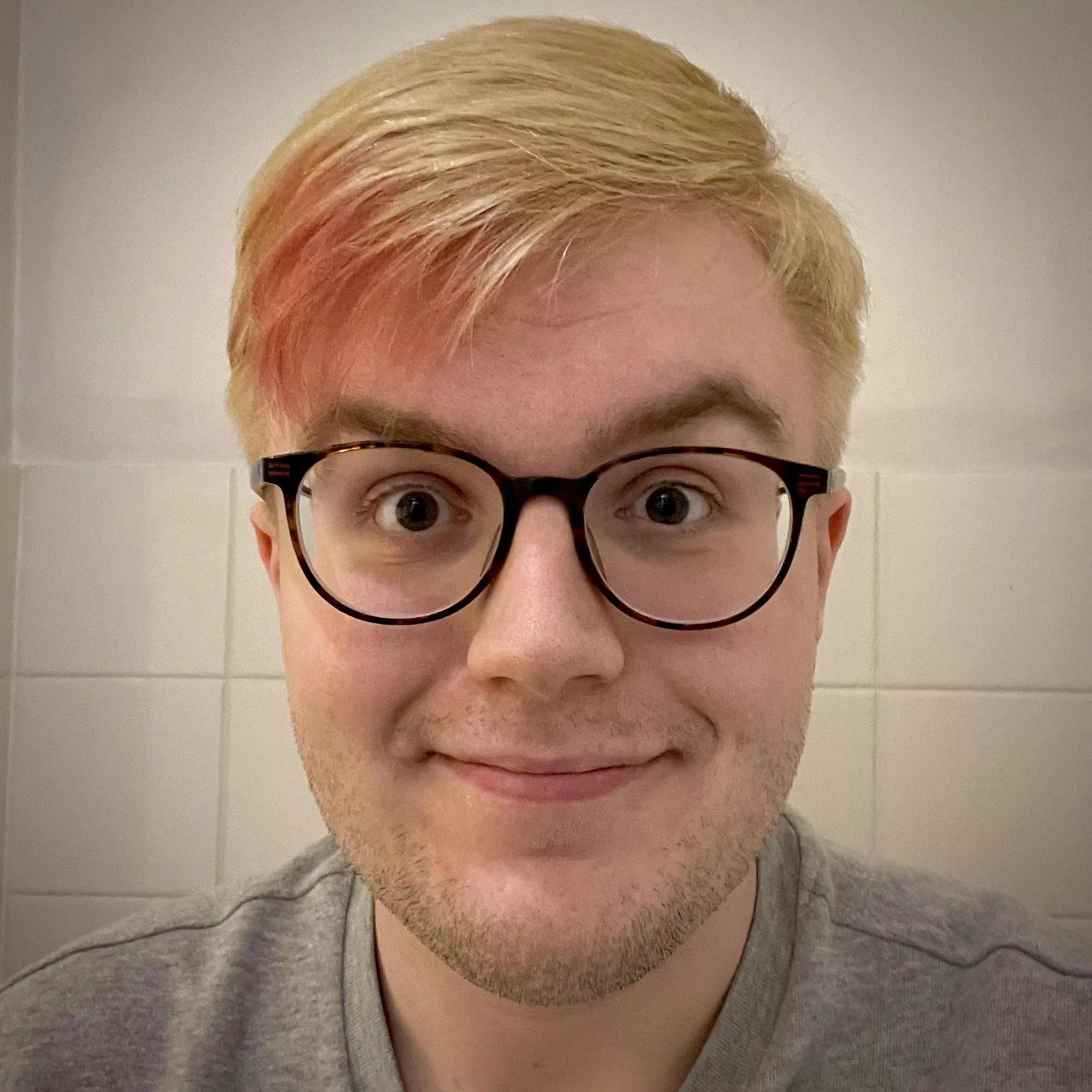 💖 First pic of me on Reddit! Going through an M.S. diagnosis and decided to treat myself to a new hairstyle 💖