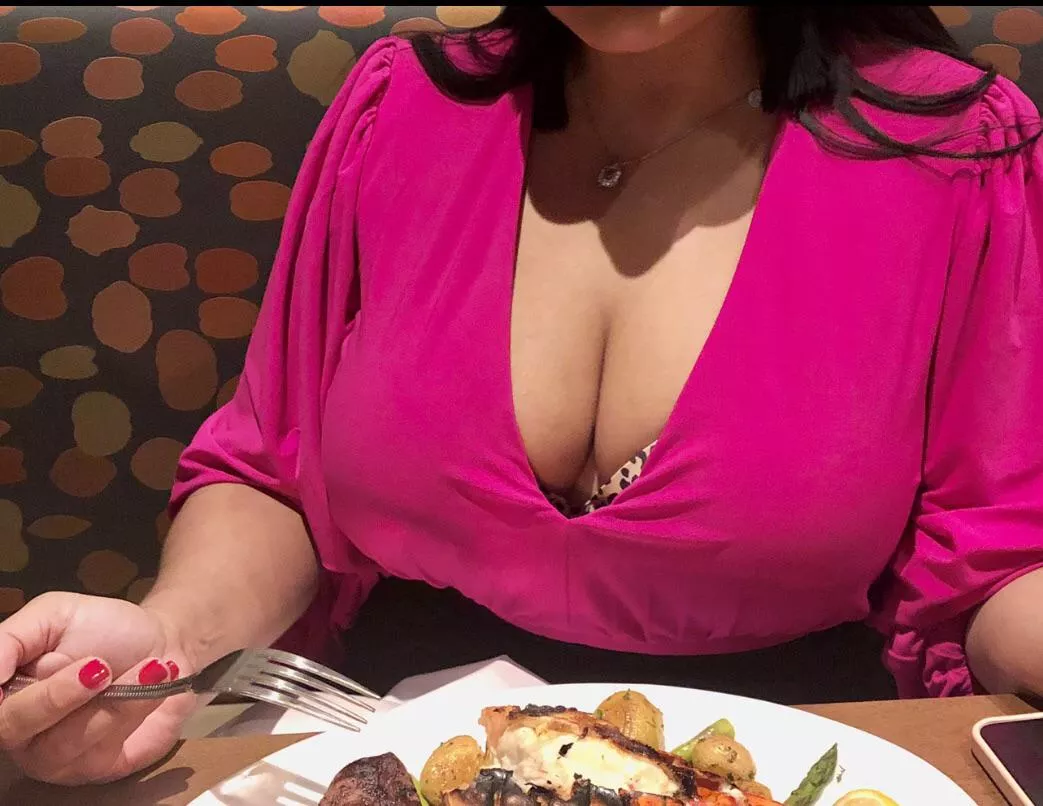 If you were the waiter would you be too distracted