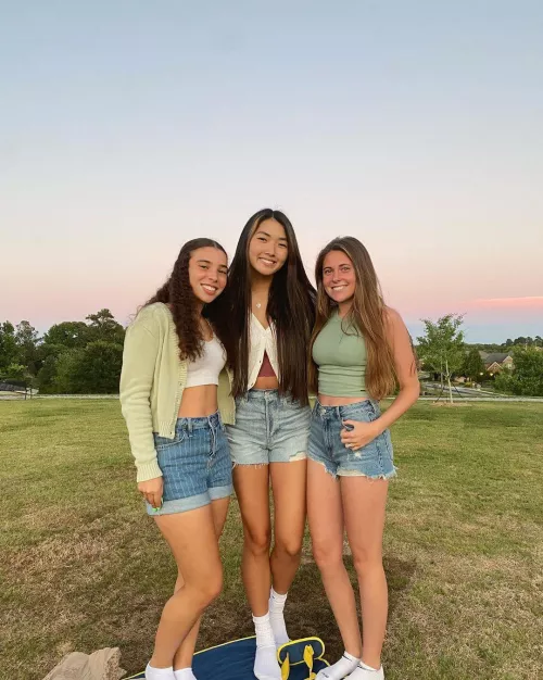 Jorts & bare midriffs 🤤