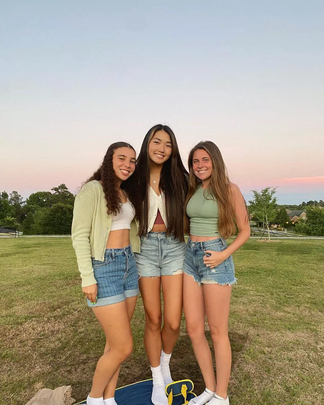 Jorts & bare midriffs 🤤