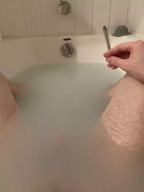 [M] Peppermint bathbomb and black cherry bomb joint to start my Xmas break