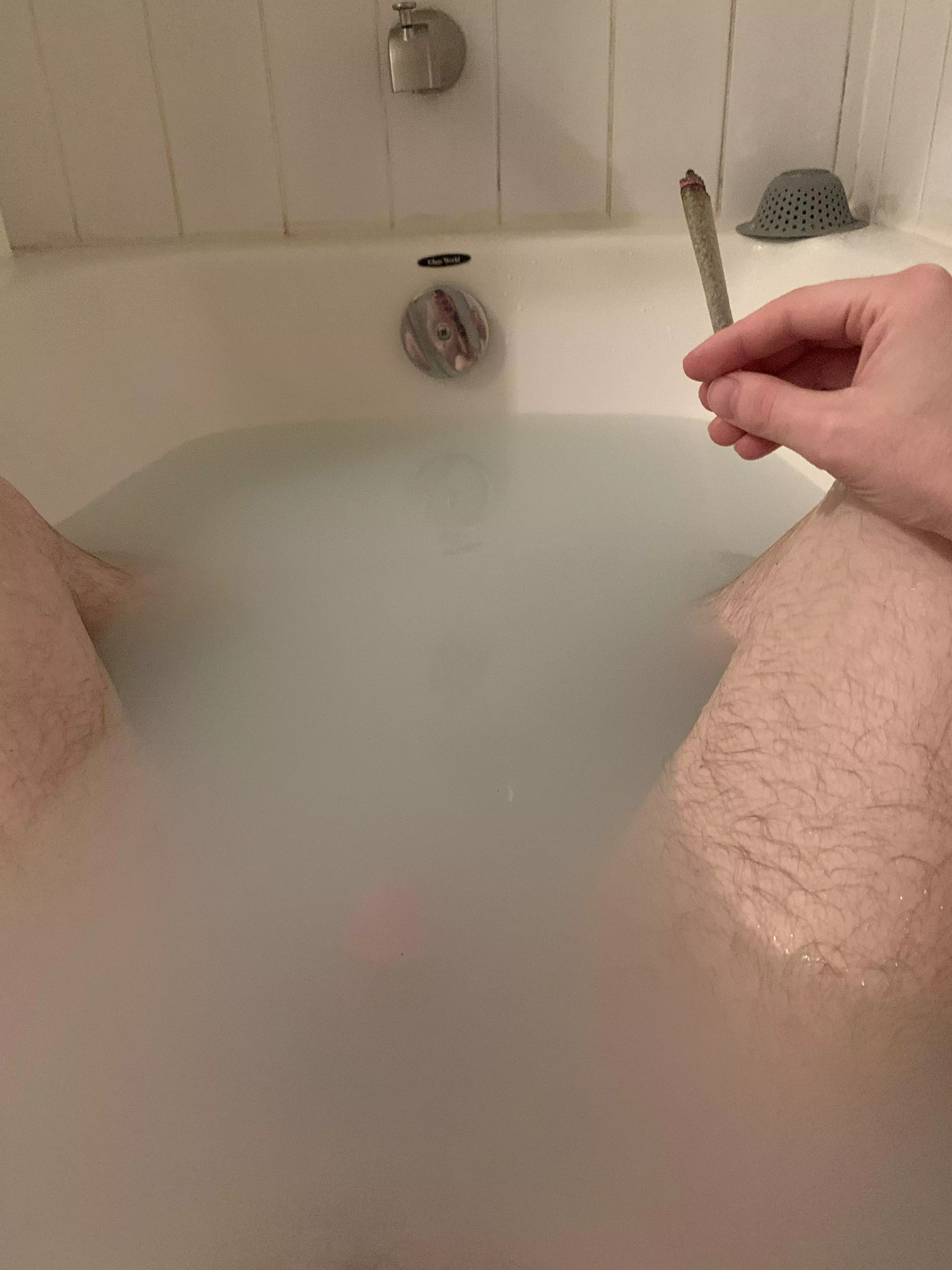 [M] Peppermint bathbomb and black cherry bomb joint to start my Xmas break