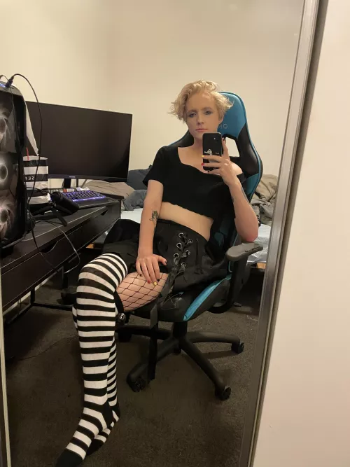 Moved into my new apartment so I can finally dress how I want and practice my makeup