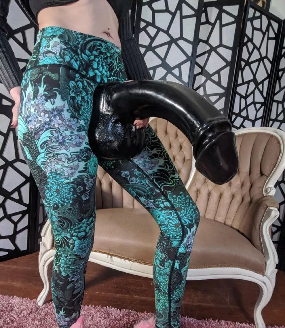 Ready to play with me and my strap-on? •