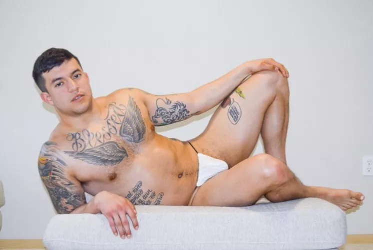 These are pure string in the back 😂