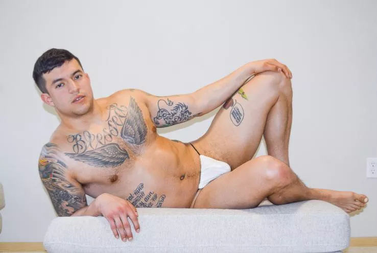 These are pure string in the back 😂