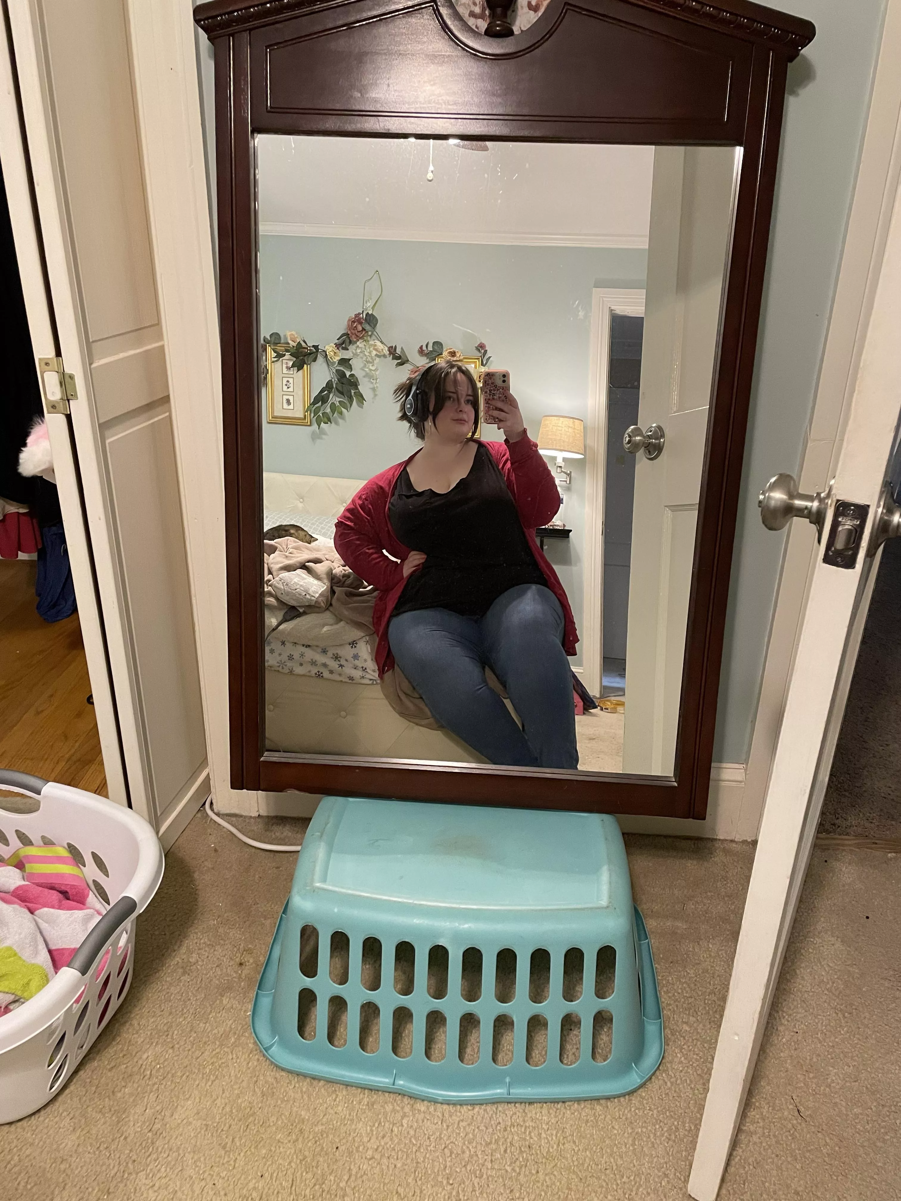 This isn’t very lewd but… it’s laundry/cleaning day and I feel cute 😝