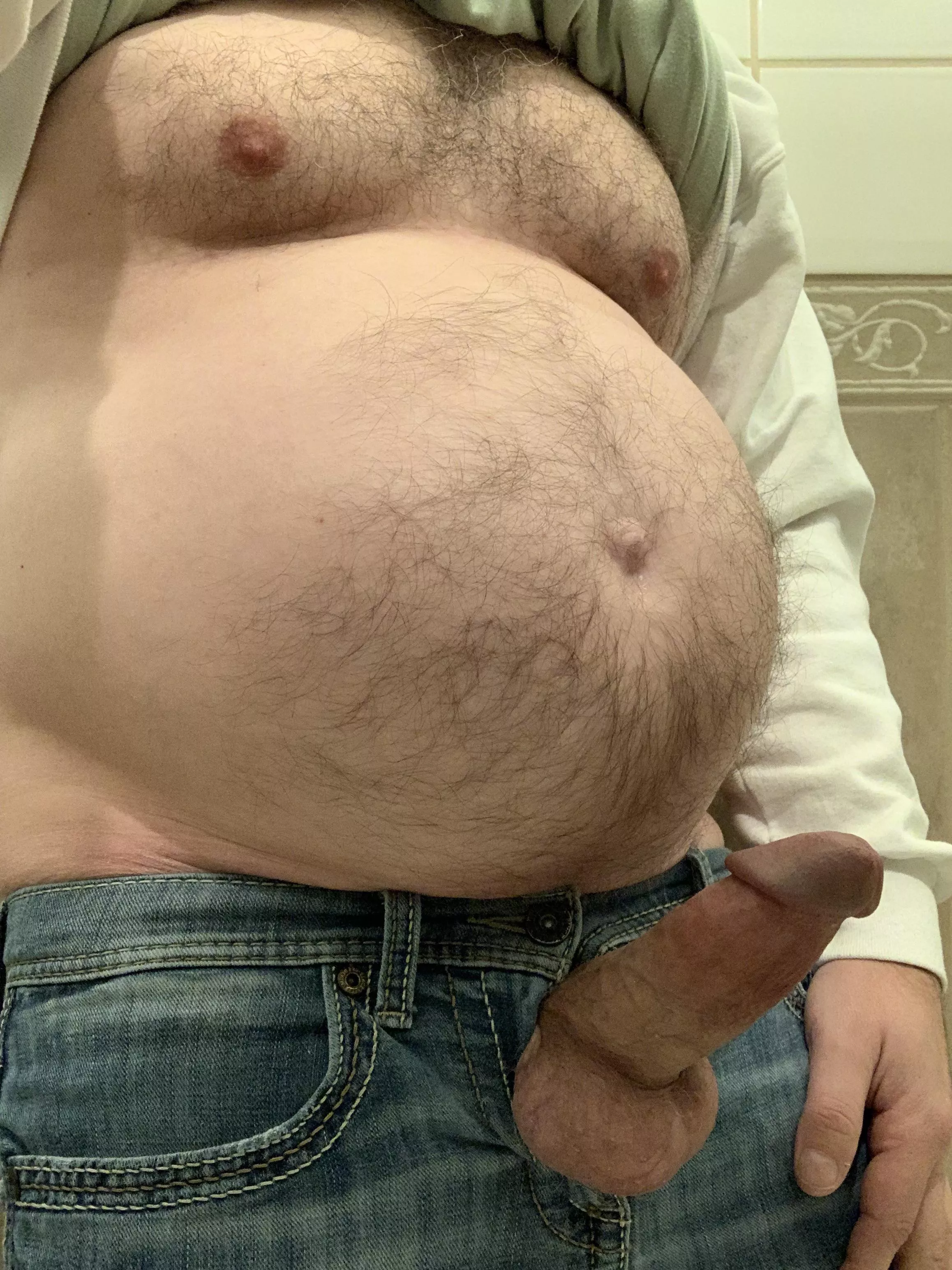 Who else gets hard in public restrooms ??