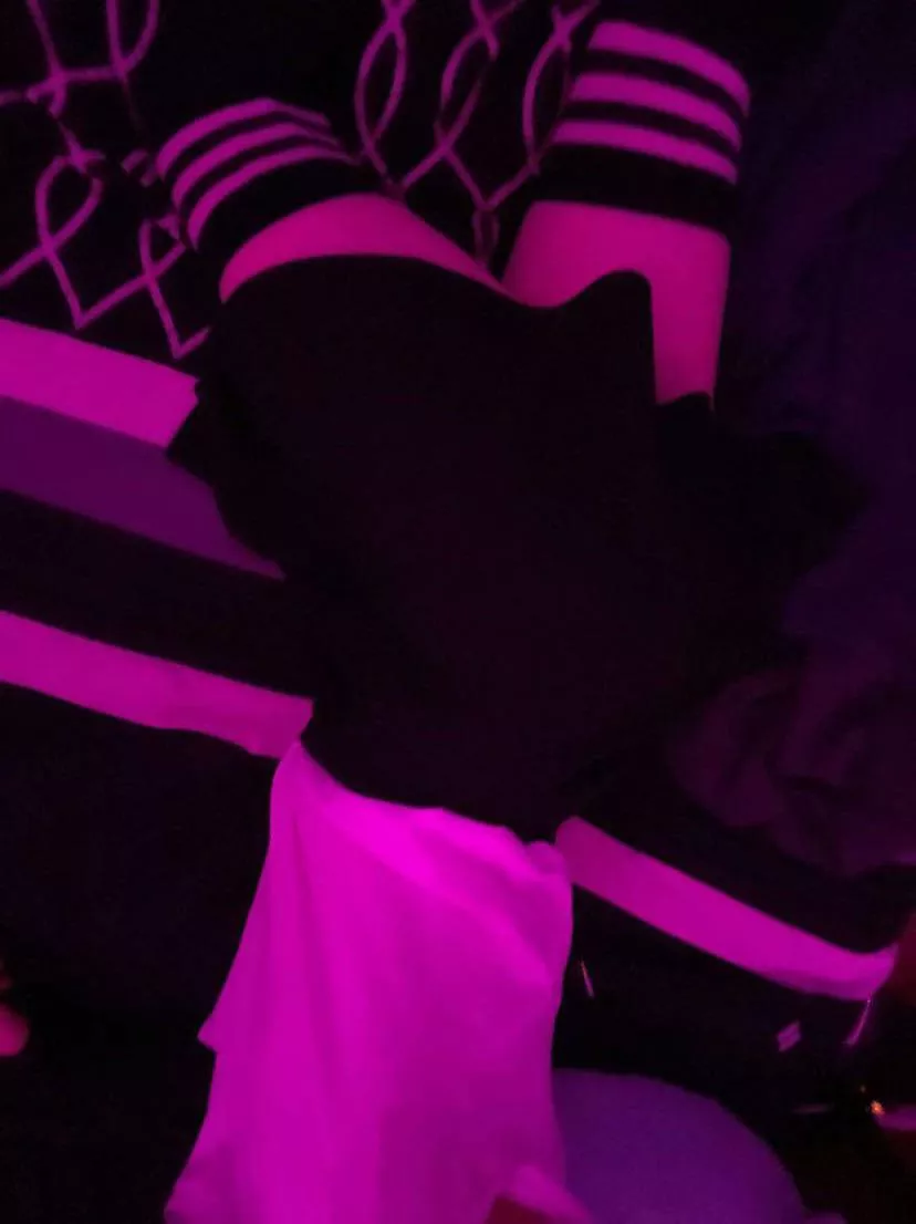 [19] do I look cute in a skirt?