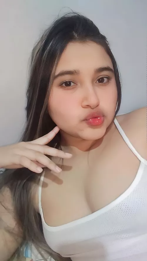 22y. small but dangerous 🍒💋 camilsofig