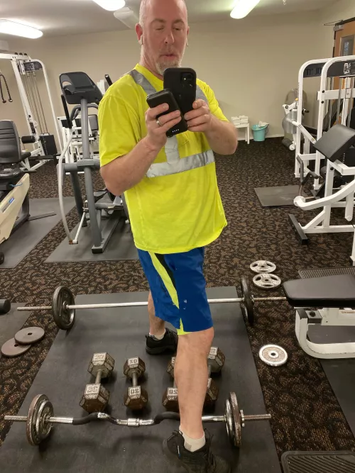 50 year old Daddy at gym. Think I will get naughty? Keep in mind the boy down South will not be aroused. 🥲
