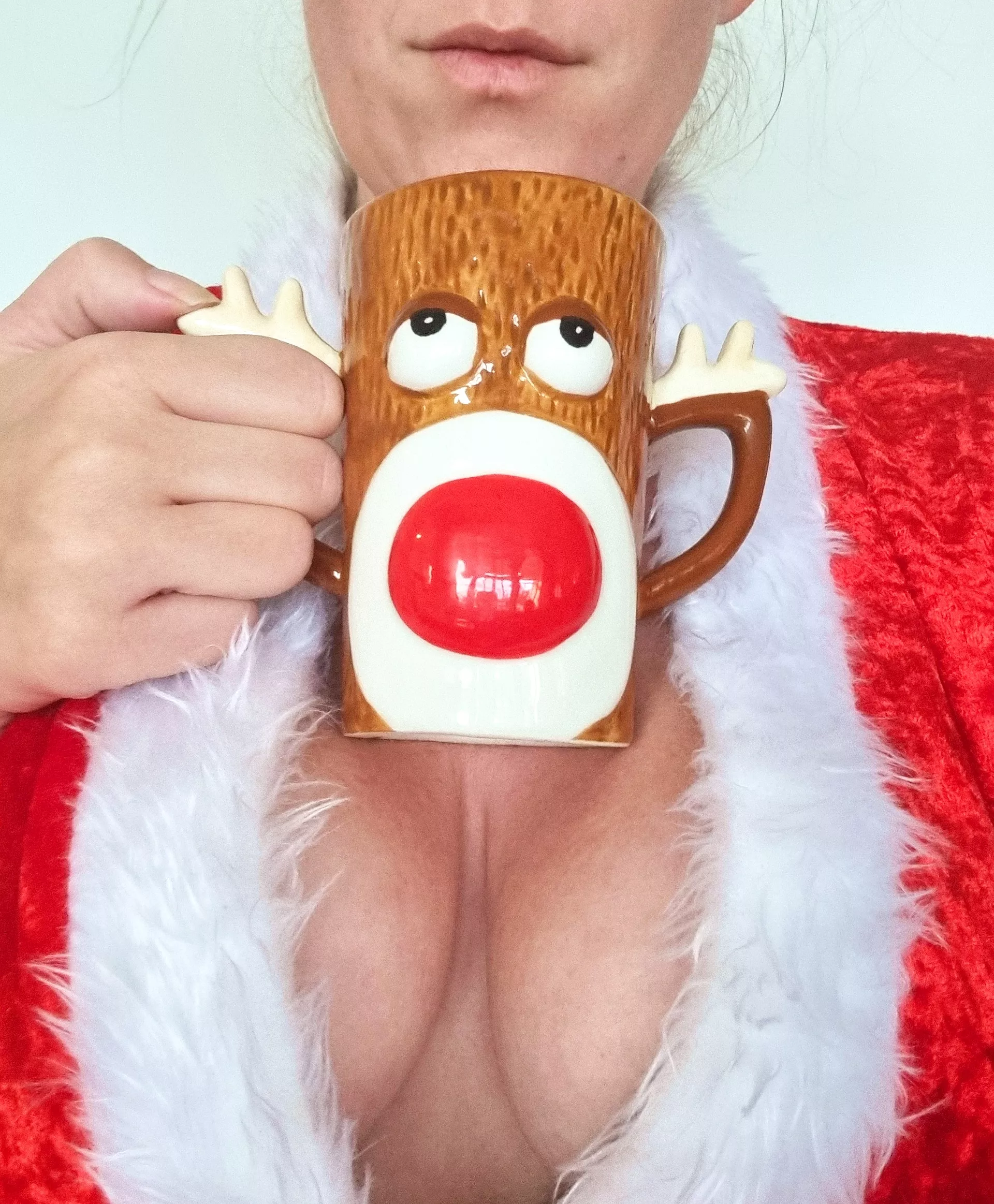 Christmas is almost here wich means I can bring out all my christmas cups 😍 Anyone else who has specific cups for december or am I just being weird? 😂