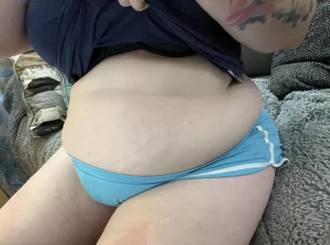 Come snuggle my belly while I play GOW.