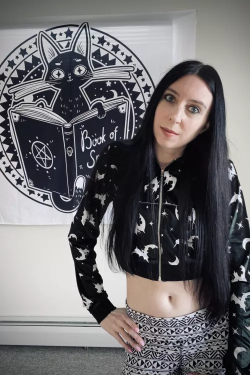 Curious to hear what you think of my belly button 🤔