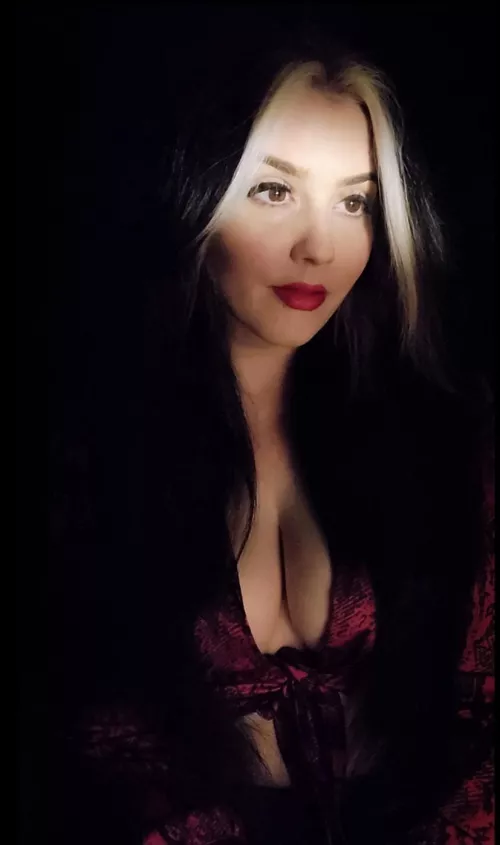 Don't mind me, clearly I'm just using this Bela Lugosi lighting to make my brown eyes a little more appealing. [F31]