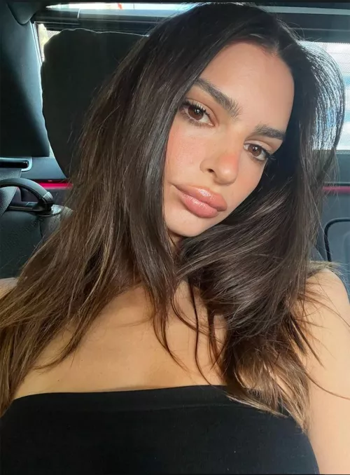Emily Ratajkowski and her thick lips drives me insanely crazy. I wanna goon so bad on the edge for hours and lick up all the final mess.
