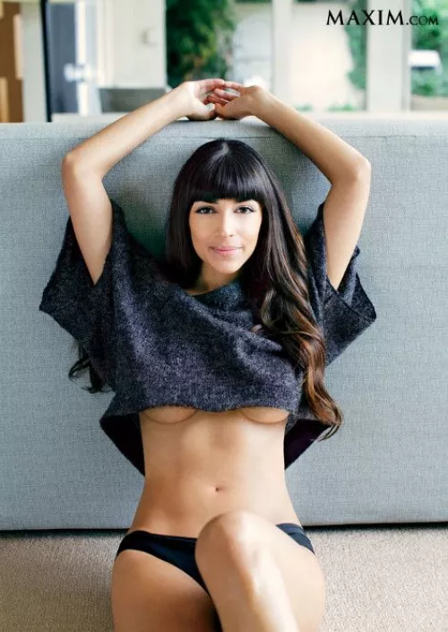 Hannah Simone underboob