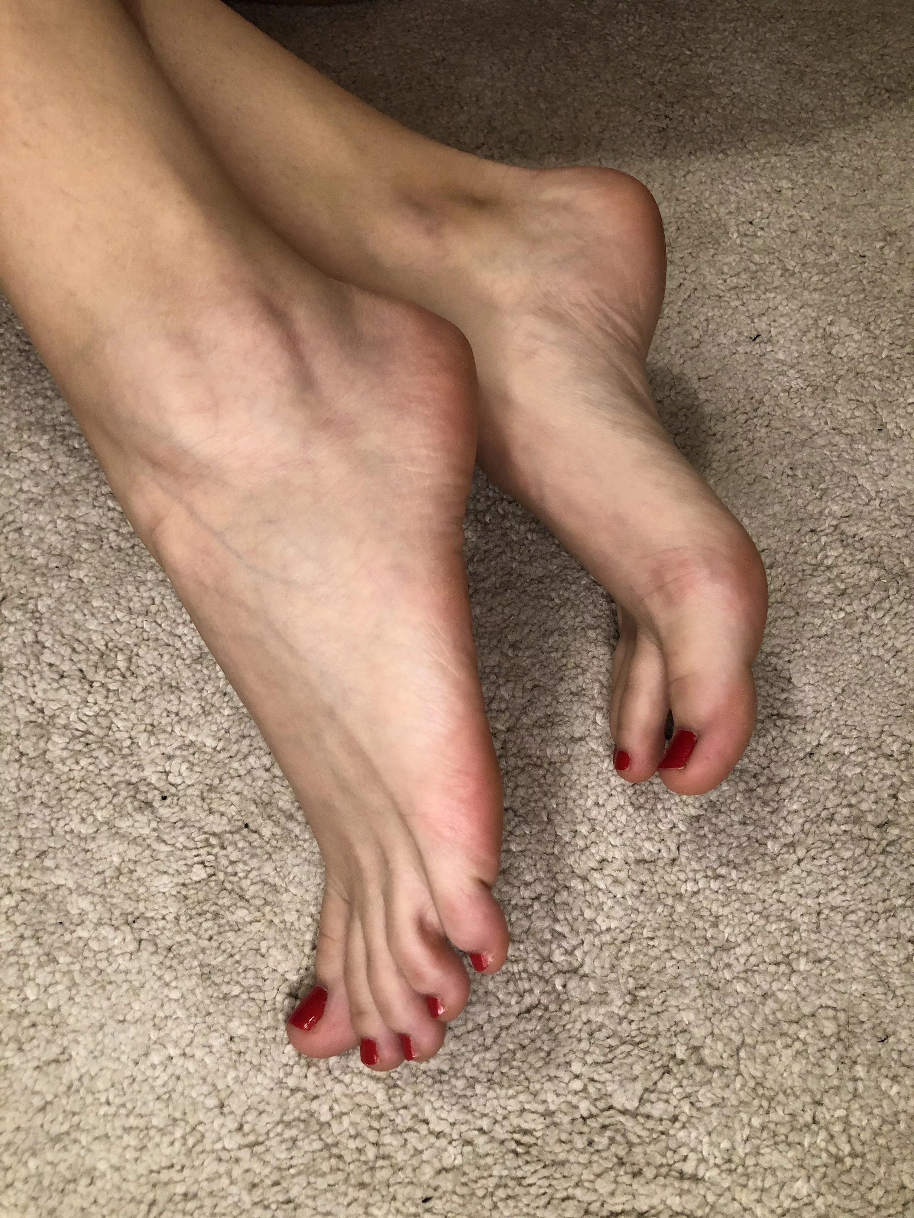 Hello cute arches and red toes!