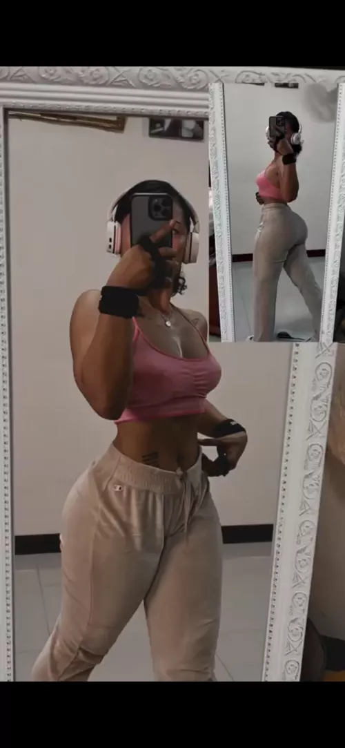 Hope you like my tummy 😋 [IMG]