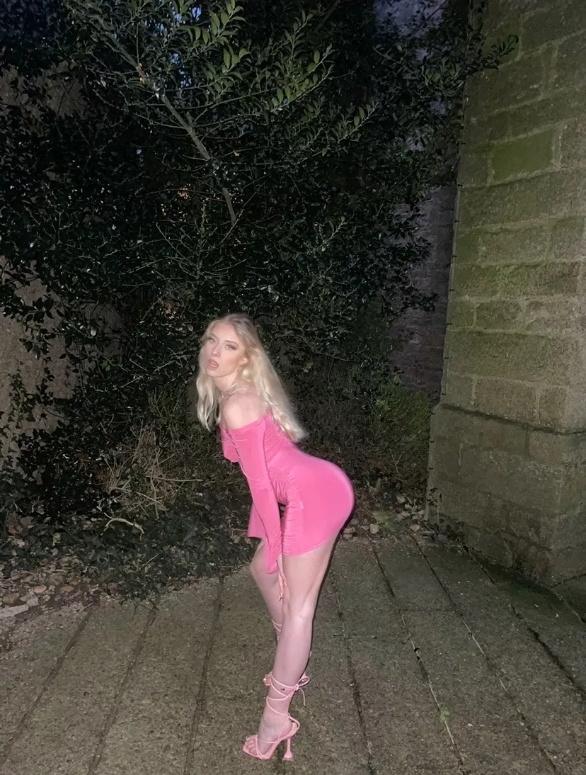 How do you like it when I bend over in tight clothes? 😏