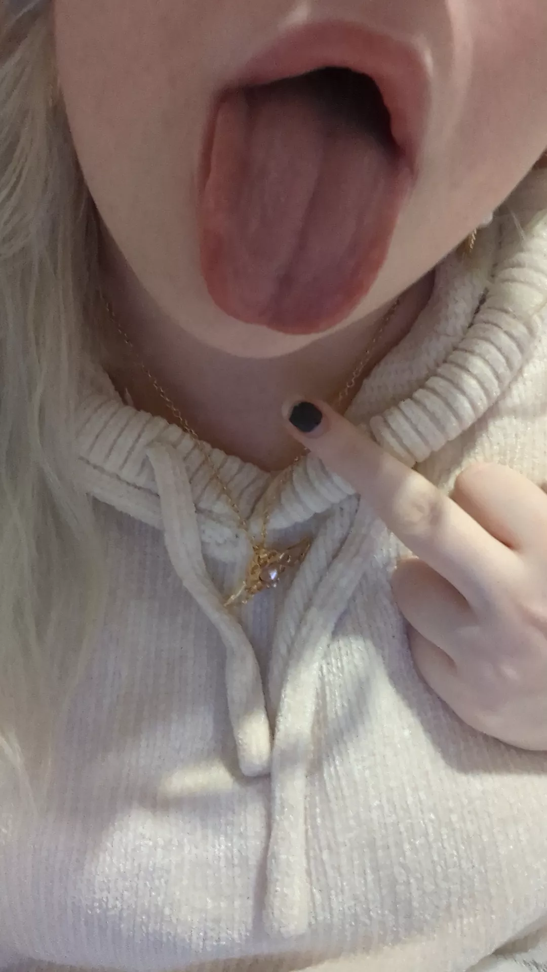 I can't help but stick my tongue out 👄👅💋