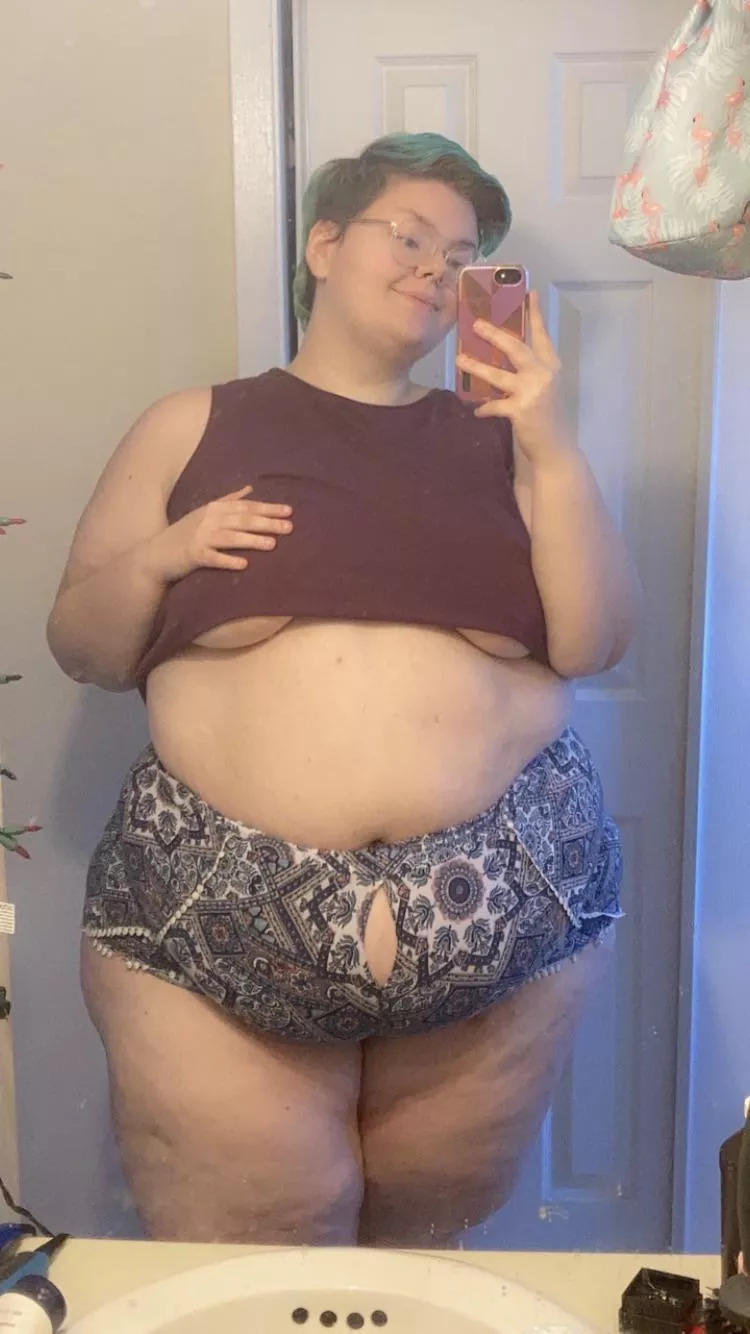 I could use a pizza 🤤🥵I’m busting out of these shorts