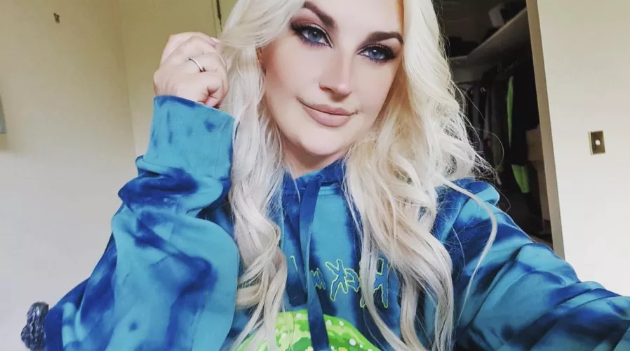 I love how it really enhances my blue eyes 🙂 (OC)