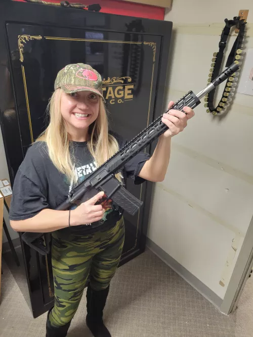 I'll send a sexy pic to the first person who can tell me the name of this gun😘