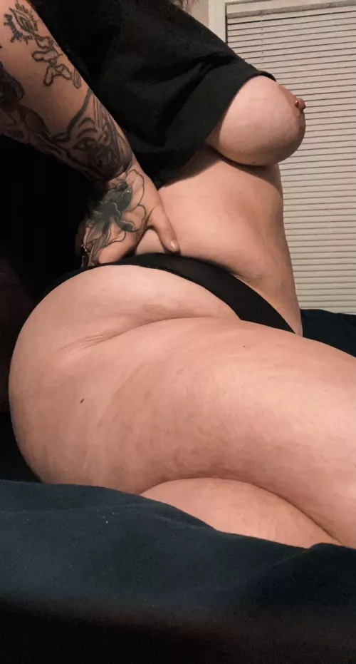 i’ll sit my voluptuous ass on your face like this, okay?