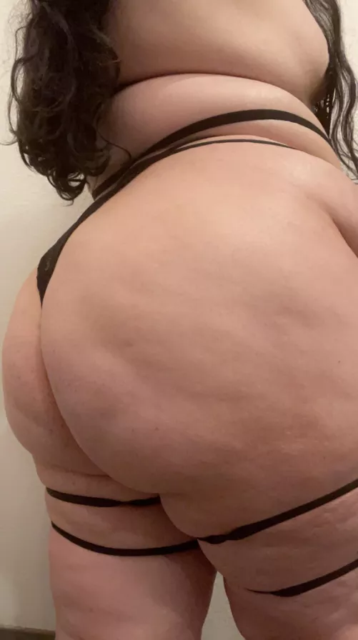 I’m 2 handfuls come grab me 😘