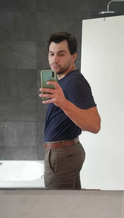 I'm deciding whether to keep these pants or not, help me decide? (please ignore my face 🤣)