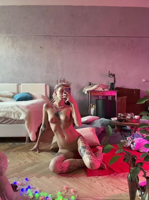 I'm lonely in this room