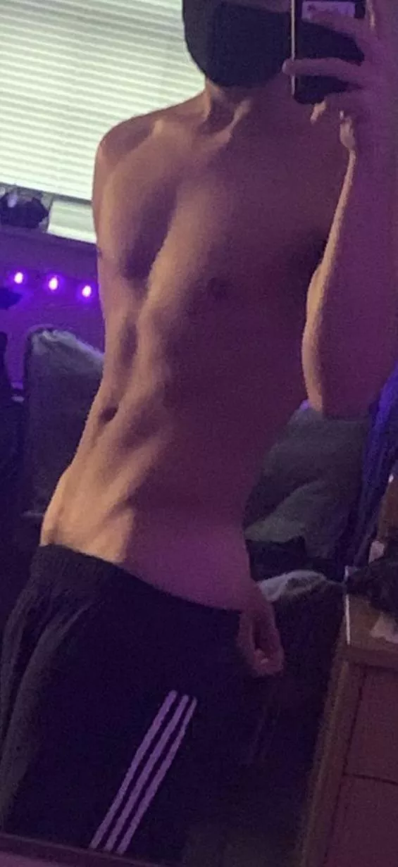Just turned 18 recently and I’m in college now- I guess it’s time to start showing off my body to the internet :3 (looking for friends to talk to btw) 💕