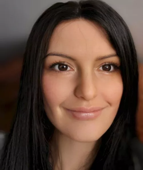 no makeup. Lara is still a knockout 😍