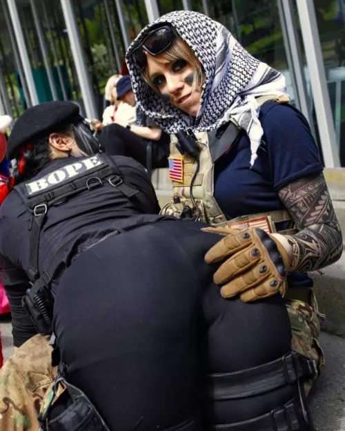 rainbow six siege cosplay's: caveira (sappirenicki) Valkyrie (ellactrical)