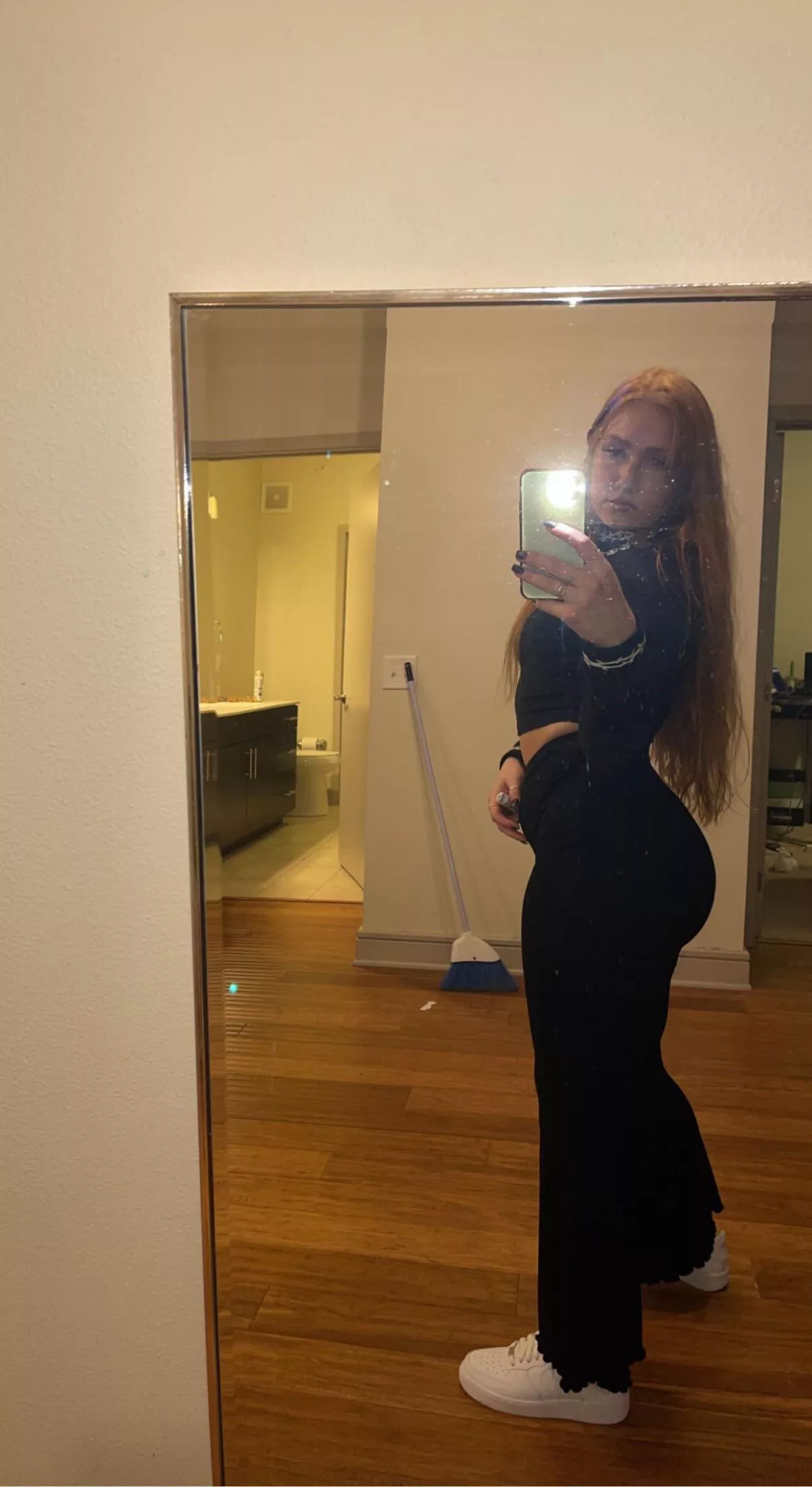 Red head (F23) yoga pants & bubble butt
