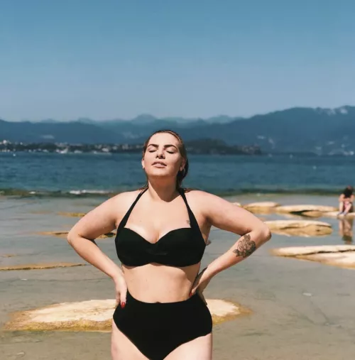 Soaking up that vitamin D! 😈 ☀ Whats your favourite angle? So I can tease you more in future…