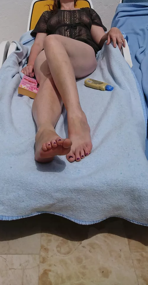 sunbathing feet [f]