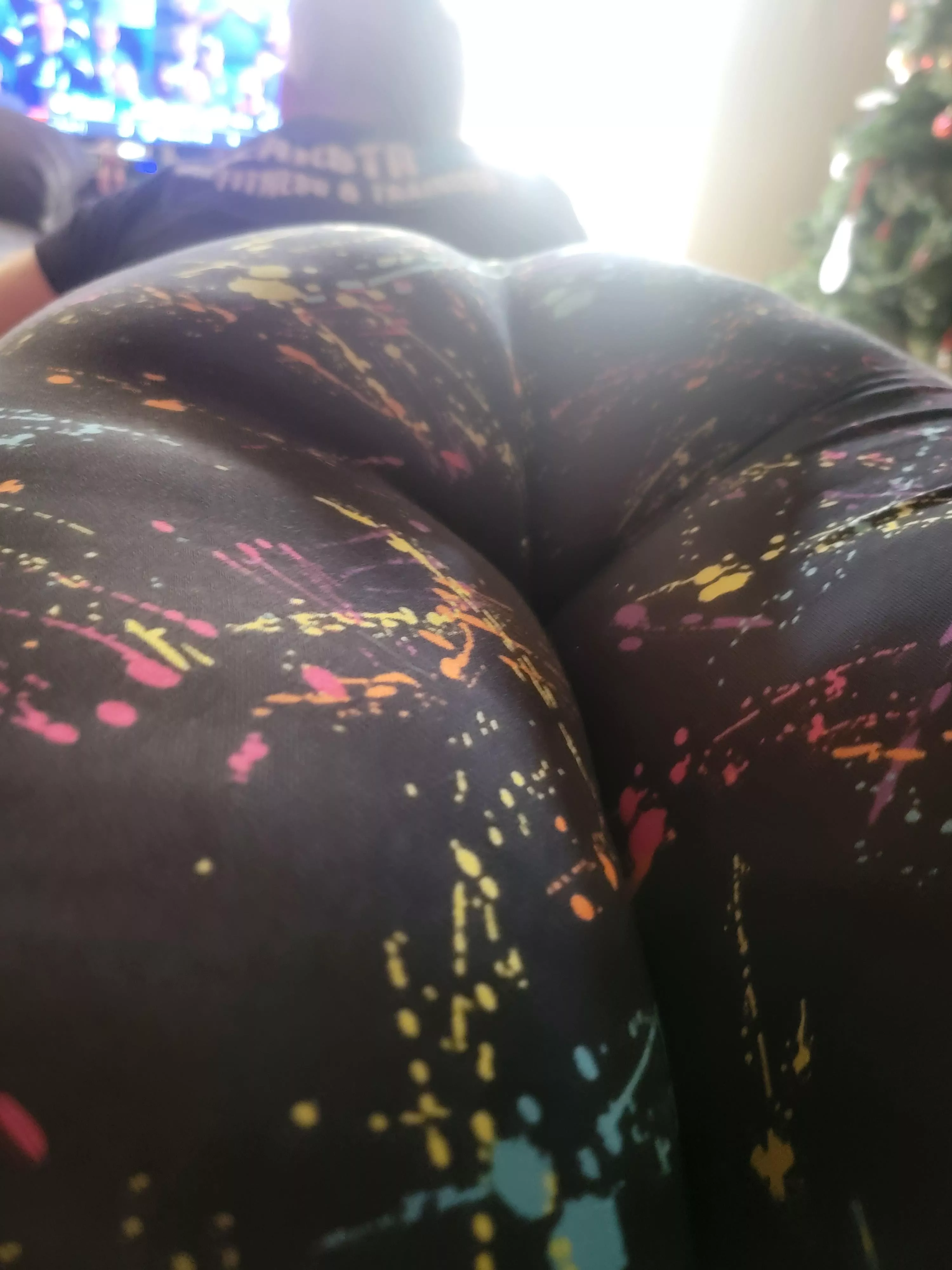 The thighs match the big round ass!