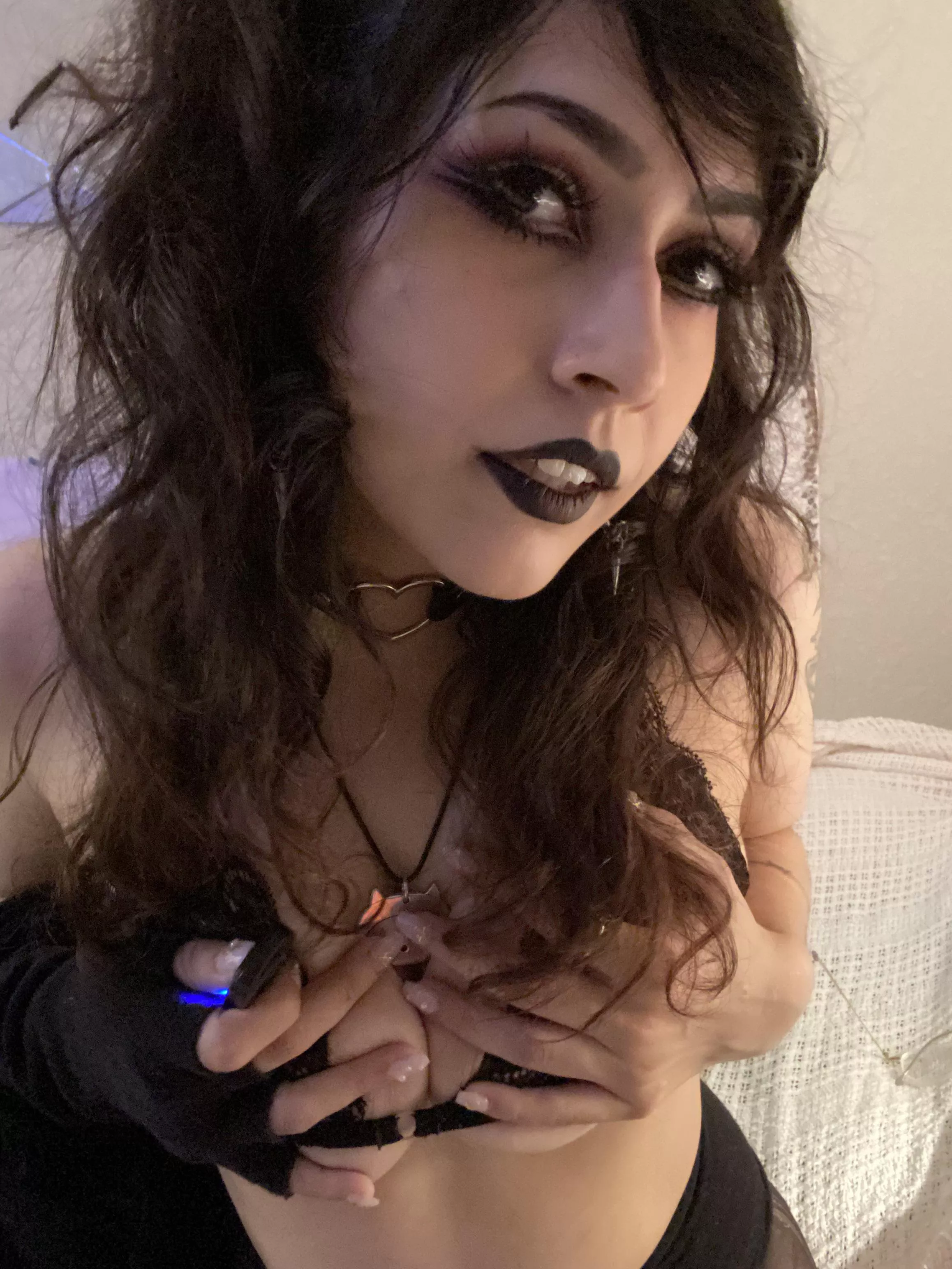 waiting for sum1 to cum tittyfuck me o.O