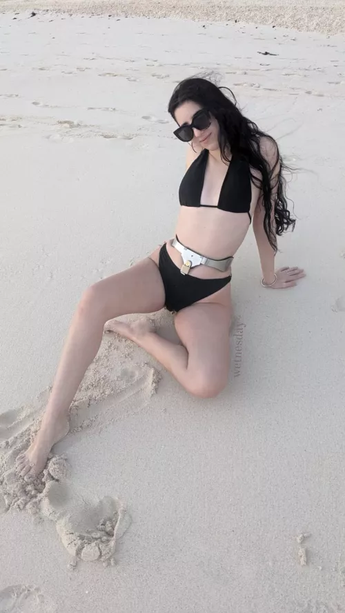 Watching the sunrise at the beach, I was lucky that there were few people watching it too🤣🥰