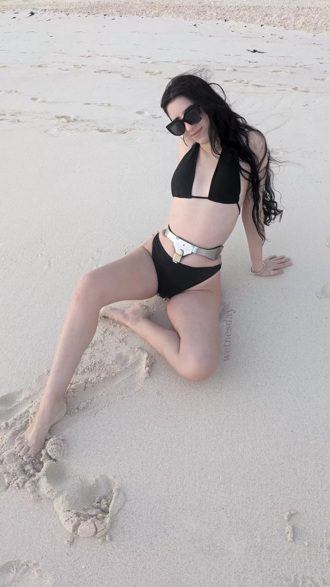 Watching the sunrise at the beach, I was lucky that there were few people watching it too🤣🥰