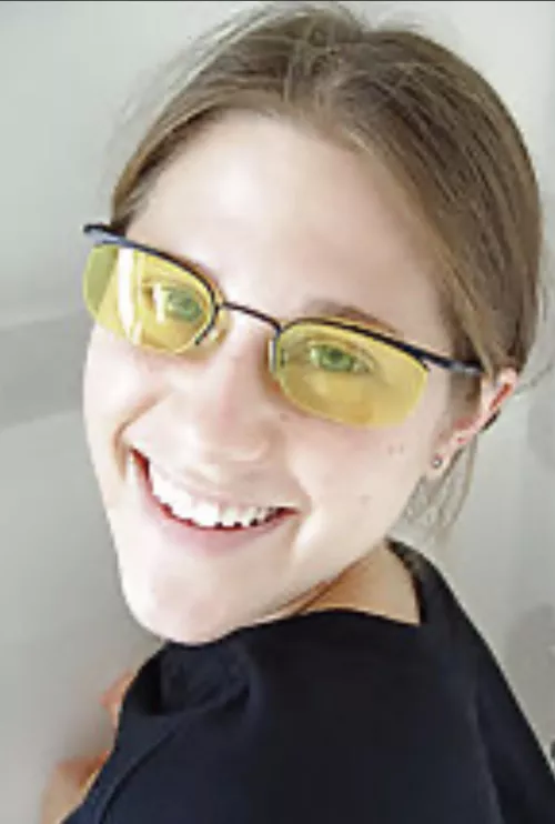 Who is this? I remember seeing her galleries ion the 00s, now I see this photo to as a bad link all the time.